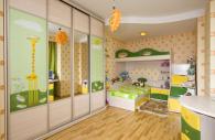 Детска стая в зелено, жълто и дървесен цвят